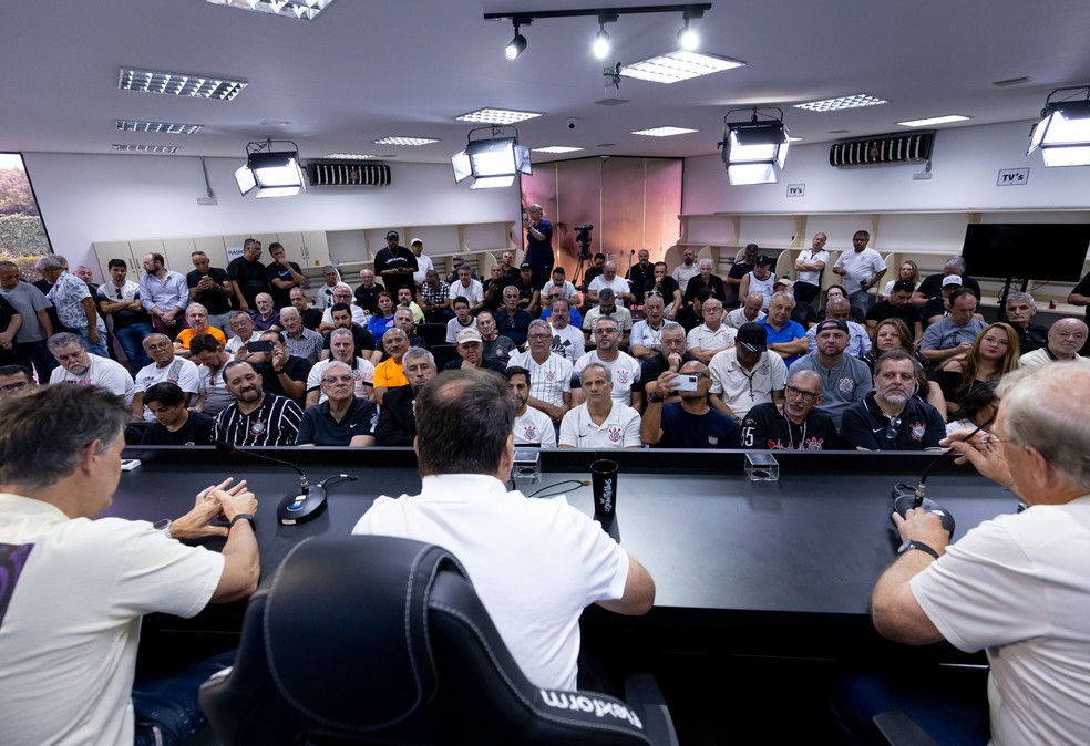 Do papo com Ramón à tietagem ao elenco: como foi a visita de conselheiros ao CT do Corinthians | corinthians | ge