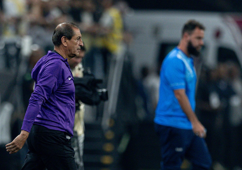 Ramón rasga elogios a jovem zagueiro do Corinthians e prevê volta de titulares em Majestoso | corinthians | ge