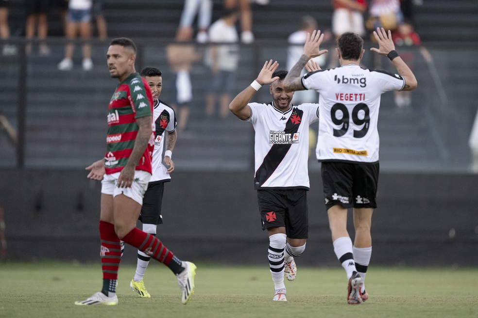 Contra a Portuguesa, Payet deu show e comandou a última grande goleada do Vasco; veja como foi | vasco | ge