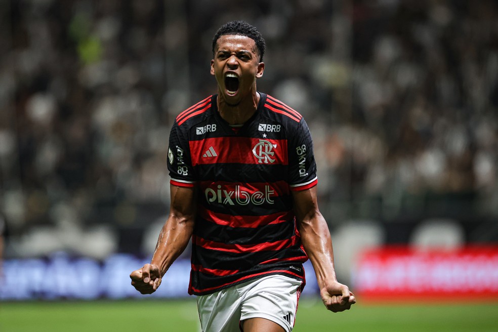 Flamengo inscreve Carlinhos e mais quatro jogadores na Libertadores; veja as mudanças na lista | flamengo | ge