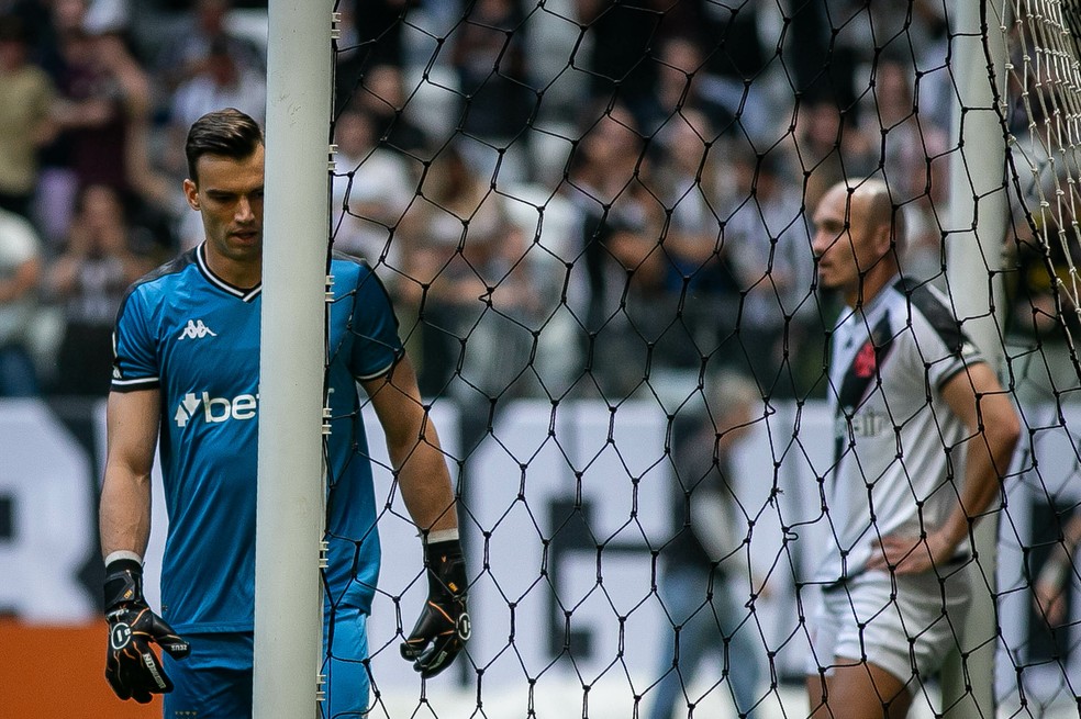 Um dos três times mais vazados, Vasco tem defesa como principal desafio na reta final | vasco | ge