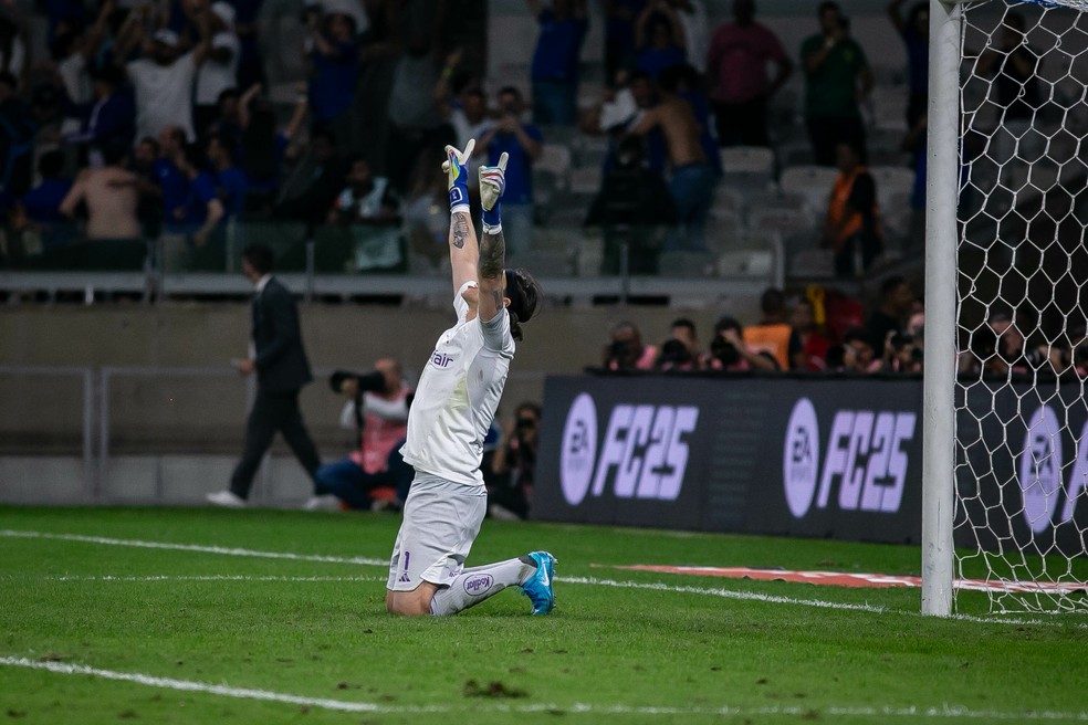 Goleiro do Cruzeiro, Cássio revela cuidado com saúde mental: "Psicóloga, psiquiatra e tomo medicação" | cruzeiro | ge