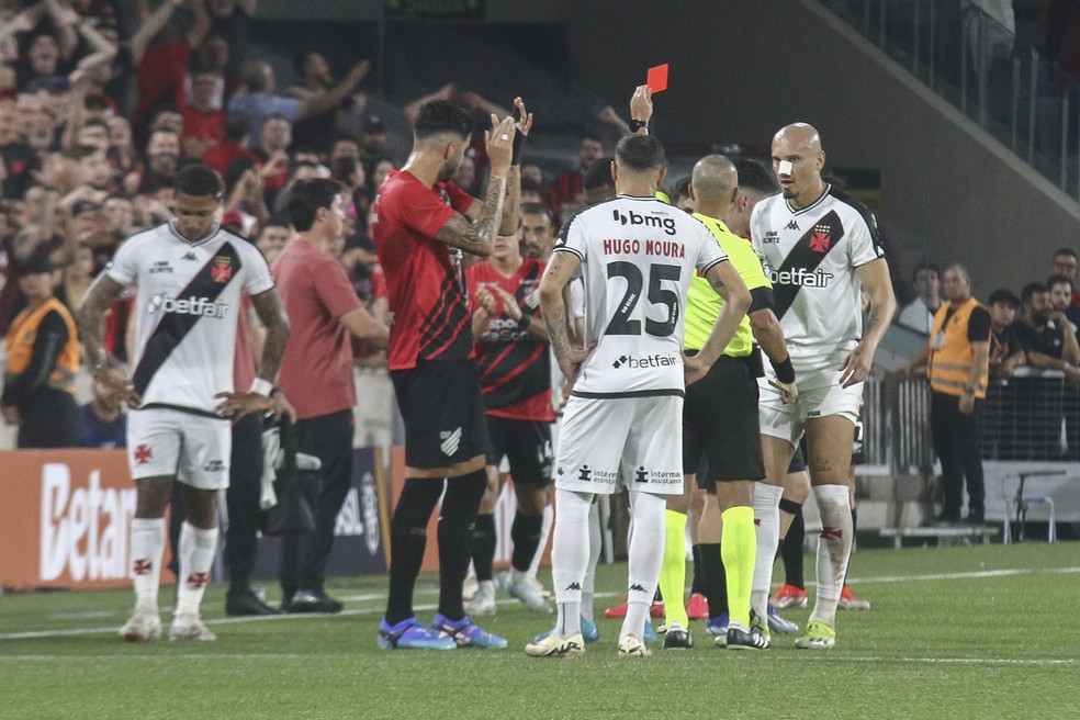 Rayan se desculpa por expulsão em classificação do Vasco: "Vontade de vencer não justifica descuido" | vasco | ge