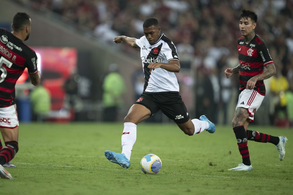 Entre gols pela seleção e falhas, Rayan tem mês mais agitado da carreira no Vasco | vasco | ge