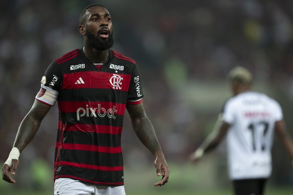 Capitão sem descanso: após cirurgia, Gerson, do Flamengo, é líder de jogos entre atletas da Série A | flamengo | ge