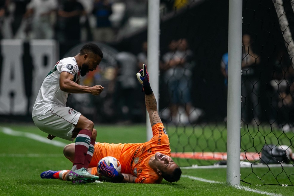 Fábio evita desastre maior em eliminação do Fluminense; veja a noite do goleiro em vídeos | fluminense | ge