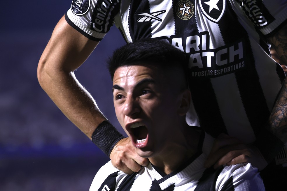 Almada justifica investimento milionário do Botafogo em atuação épica na Libertadores | botafogo | ge