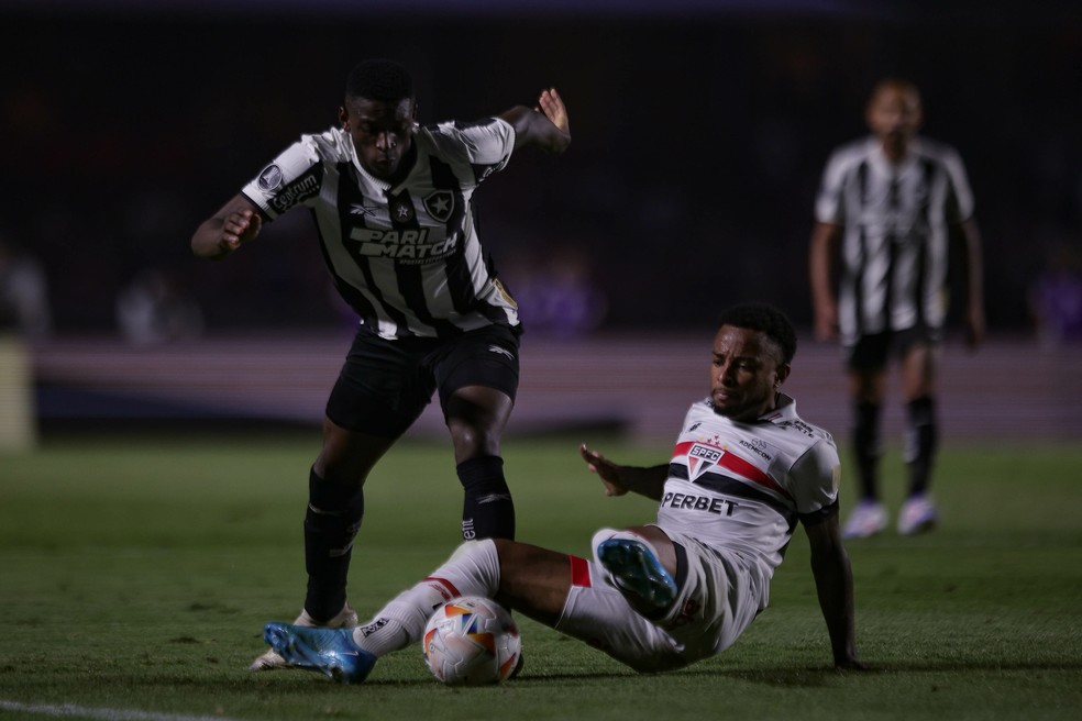 Luiz Henrique, do Botafogo, abraça jogador do São Paulo após pênalti perdido; veja vídeo | botafogo | ge