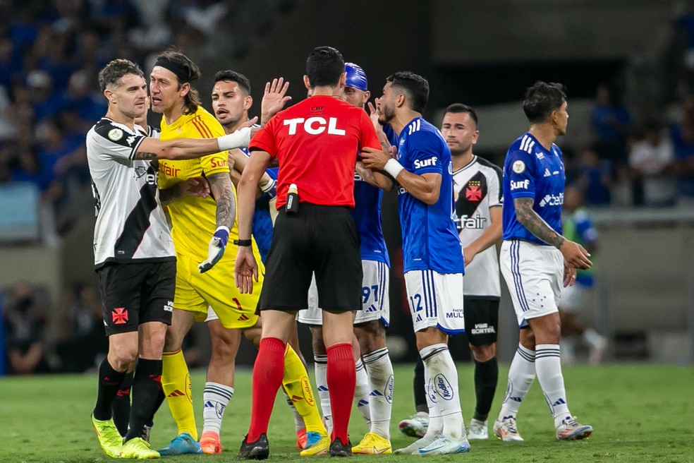 Análise: Vasco melhora com mudanças, mas lesão, expulsão e empate trazem frustração | vasco | ge