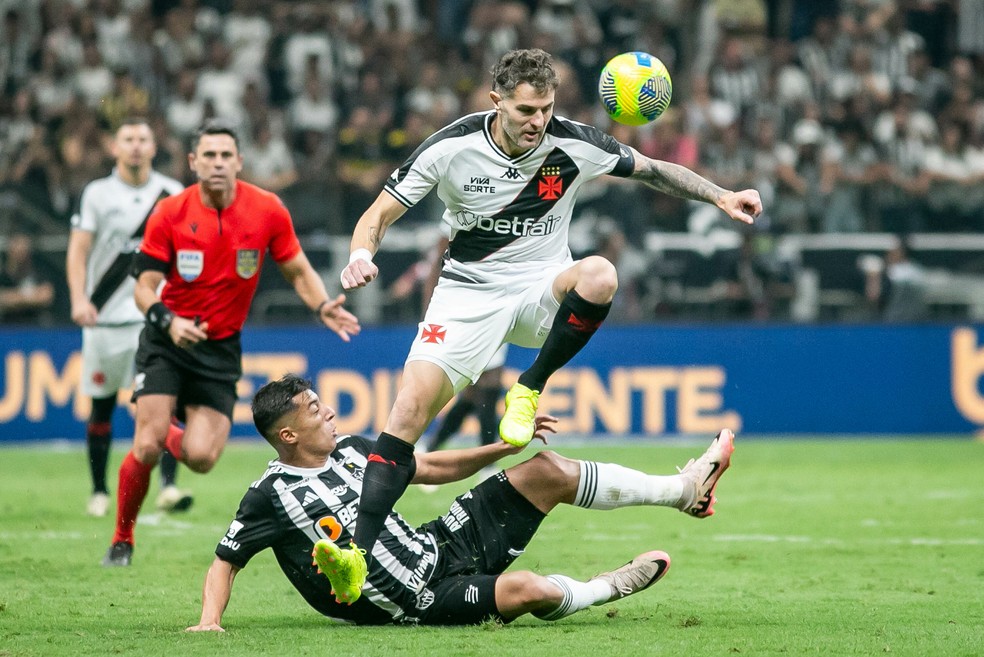 Análise: Vasco joga com coragem, é punido por erros individuais, mas sai vivo de BH | vasco | ge