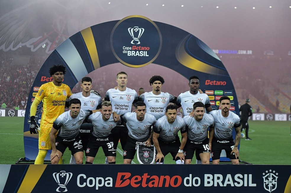 Análise: Corinthians corrige estratégia errada no intervalo e volta vivo do Maracanã | corinthians | ge