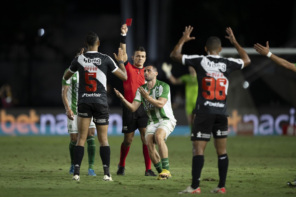 Com seis vermelhos, expulsões atormentam Vasco no Brasileirão; veja lances | vasco | ge