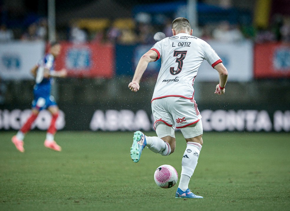 "Camisa 10 da zaga", Léo Ortiz afia saída de bola e é quem mais acerta passes no Flamengo de Filipe Luís | flamengo | ge