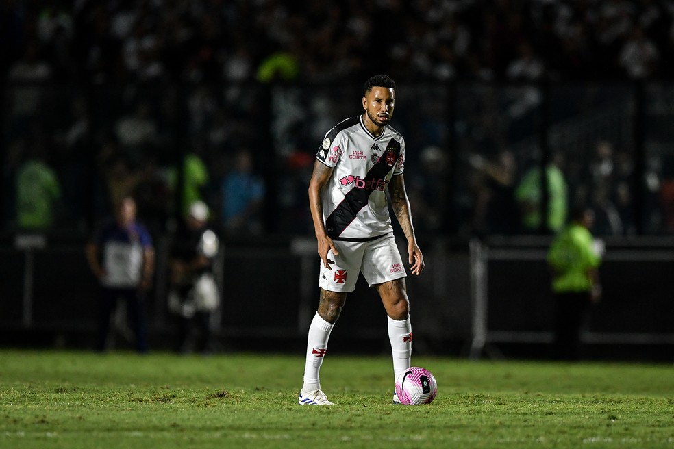 Jair festeja sua volta ao Vasco após lesão e diz que sentiu frio na barriga: "É muito tempo" | vasco | ge