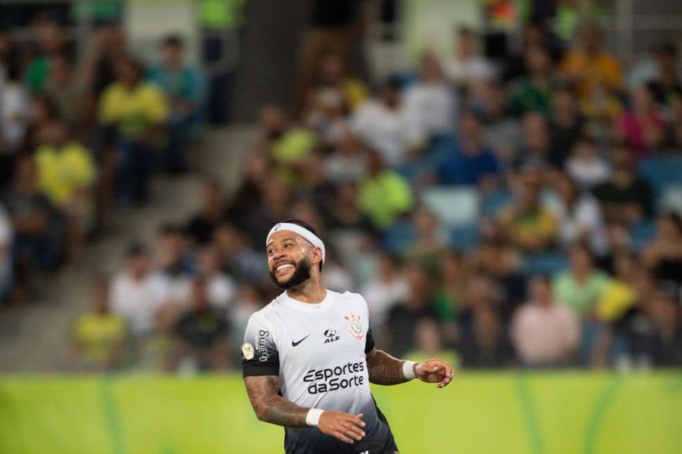 Memphis celebra gol e adaptação ao Corinthians e faz elogio: "Orgulhoso da equipe" | corinthians | ge