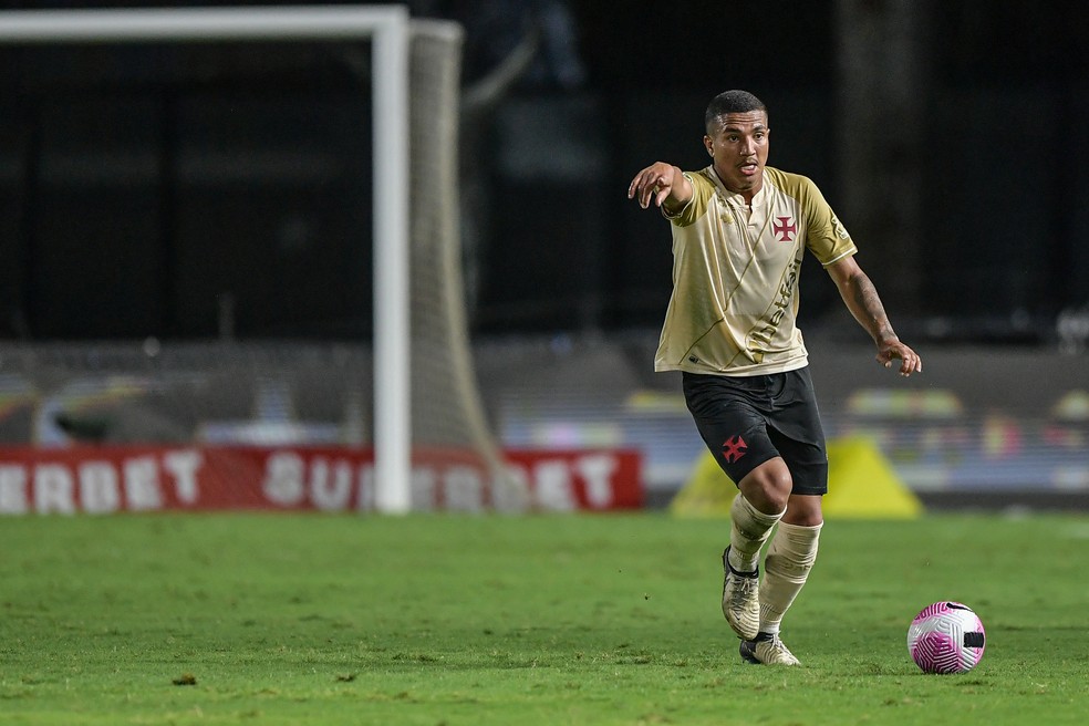 Mateus Carvalho termina ano em alta, e Vasco define valor mínimo para negociá-lo | vasco | ge