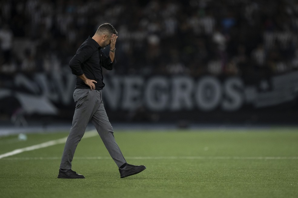 Artur Jorge reclama de convocados do Botafogo ao projetar duelo com o Atlético-MG: "Absurdo" | botafogo | ge