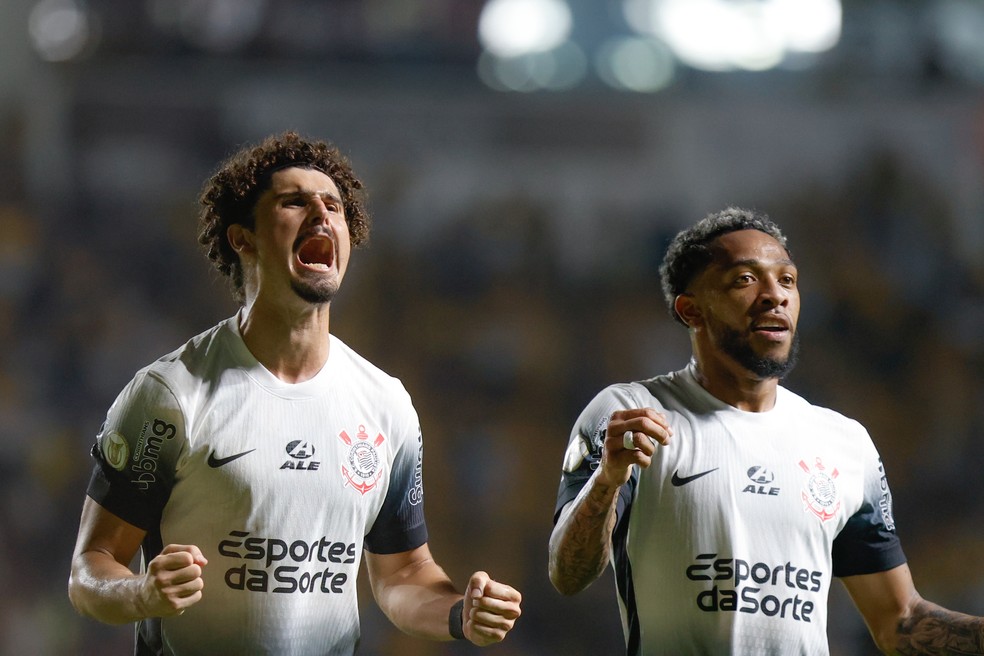 Vitória de virada do Corinthians tem Augusto Melo em campo, apoio da torcida e "poropopó" | corinthians | ge