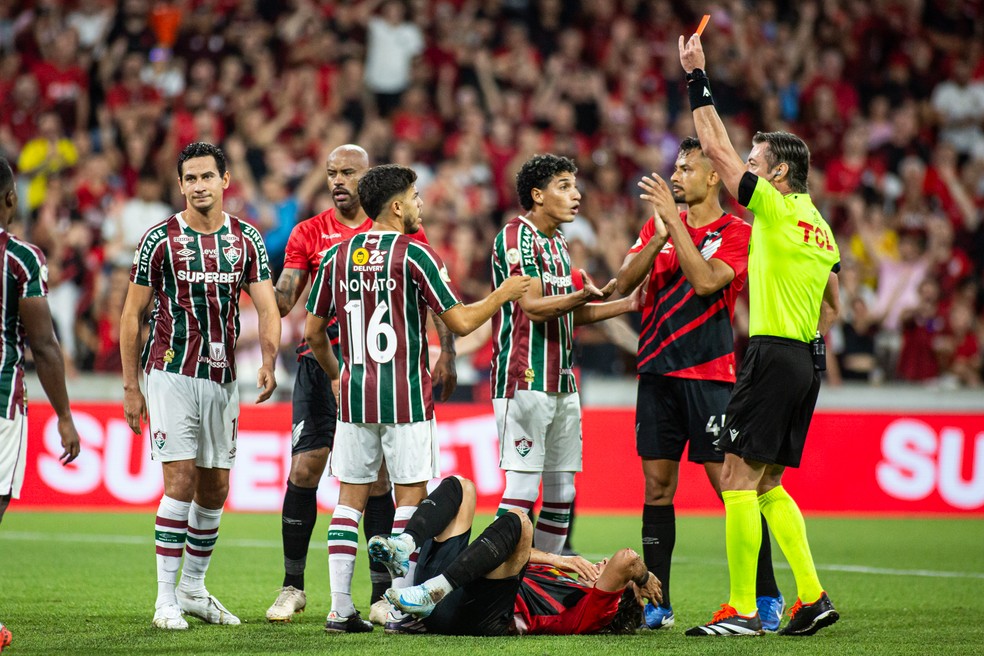 PC Oliveira vê rigor em expulsão de Ganso, do Fluminense, mas diz: "Está buscando desde o ano passado" | fluminense | ge