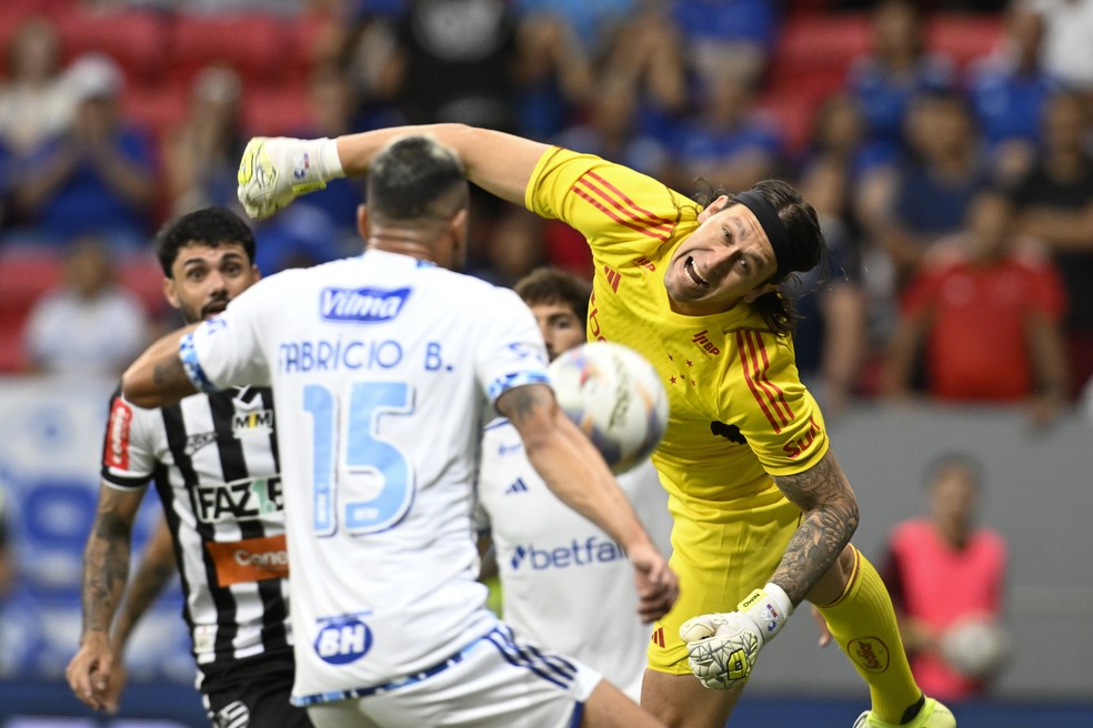 Torcida do Cruzeiro critica Cássio por falha em derrota; veja repercussão | cruzeiro | ge