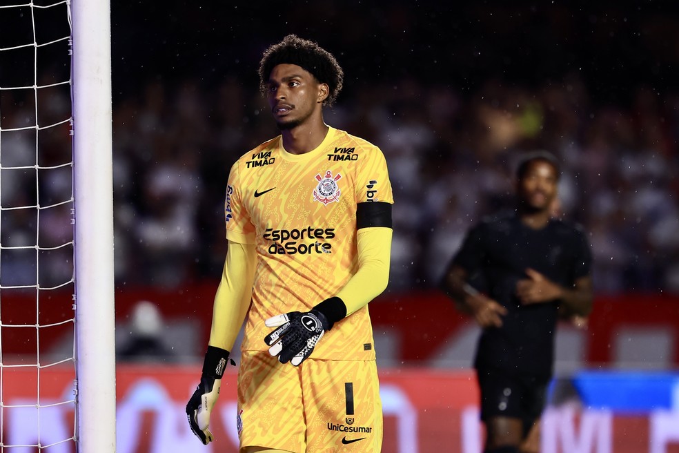 Hugo Souza diz que Corinthians teve postura negativa no clássico: "Levar de aprendizado" | corinthians | ge