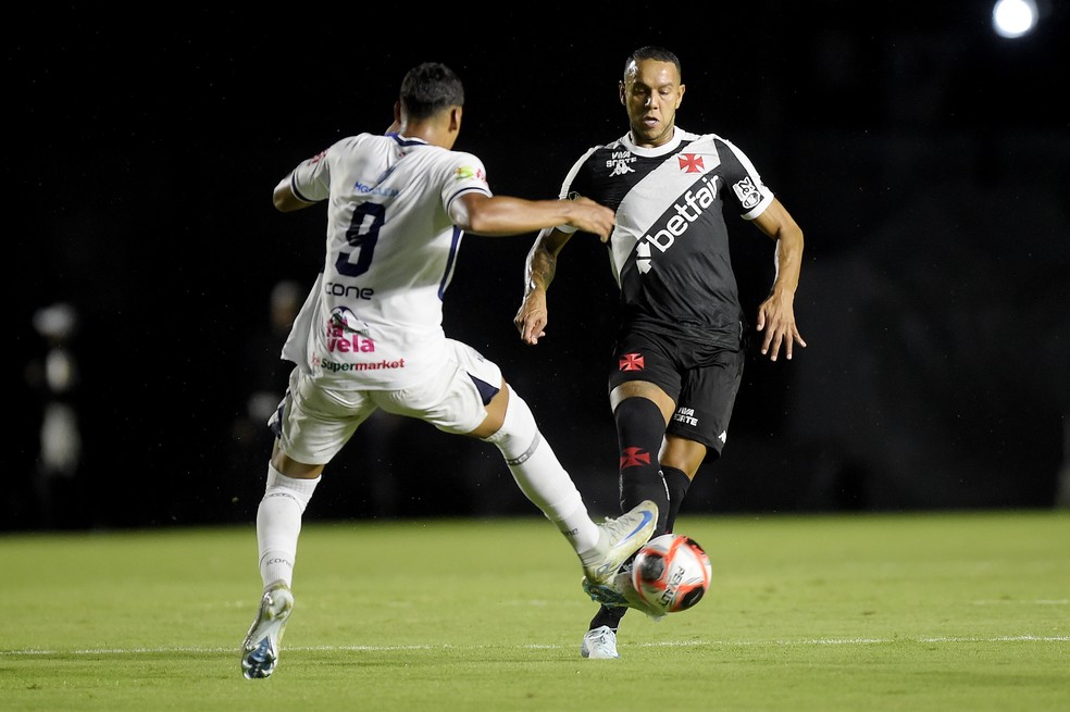 Carille não descarta Souza no meio-campo do Vasco e defende jogador: "Não vou avaliar por um lance" | vasco | ge