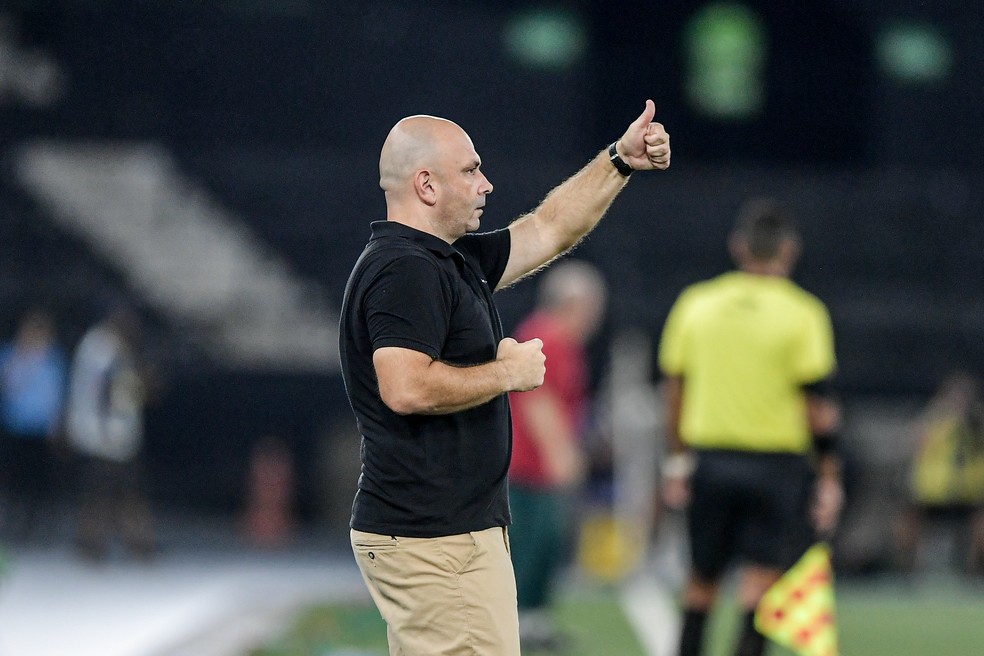 Carlos Leiria enaltece estreia do time titular do Botafogo: "Acima da expectativa de todos nós" | botafogo | ge