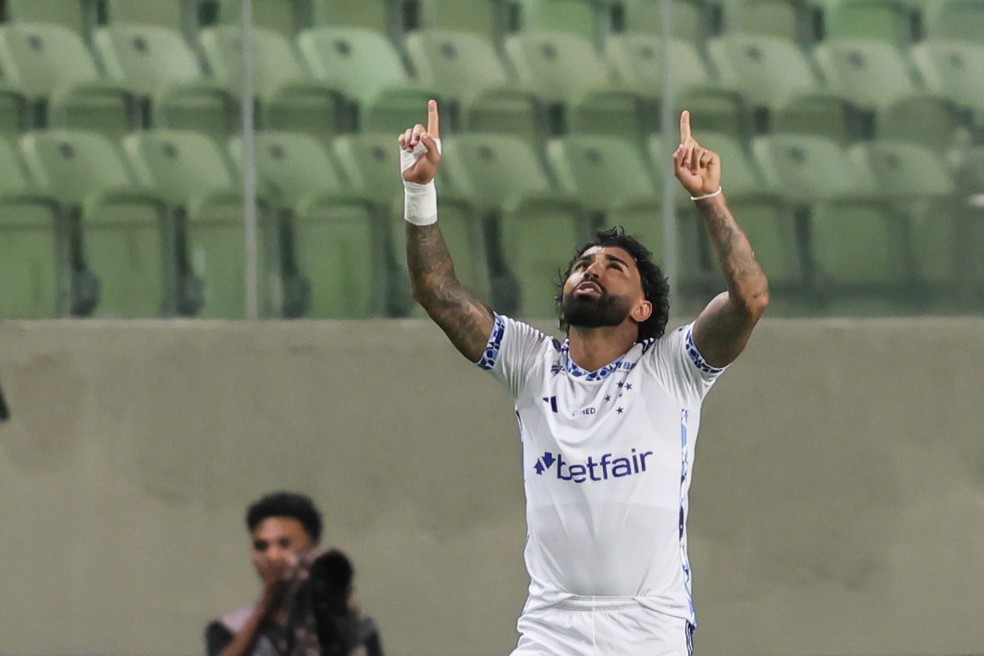 Gabigol desencanta no Cruzeiro com hat-trick em goleada: "Coração azul"; assista aos gols | cruzeiro | ge