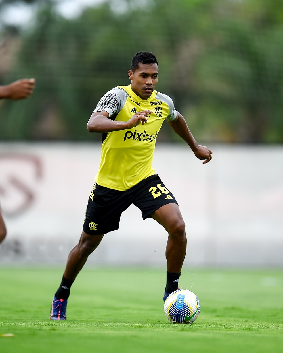 Depois de uma semana de treinos à parte, Alex Sandro volta a trabalhar com grupo do Flamengo | flamengo | ge