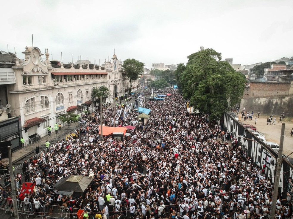 Chegada do Vasco a São Januário tem rua de fogo, spray de pimenta e tentativa de invasão | vasco | ge