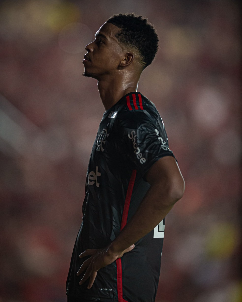 Carlinhos desabafa após primeira vitória do Flamengo no Carioca: "Não fizemos mais do que nossa obrigação" | flamengo | ge