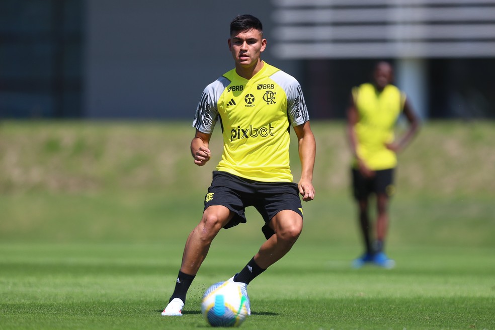 Após primeiro treino no Ninho, meia Alcaraz é regularizado pelo Flamengo | flamengo | ge