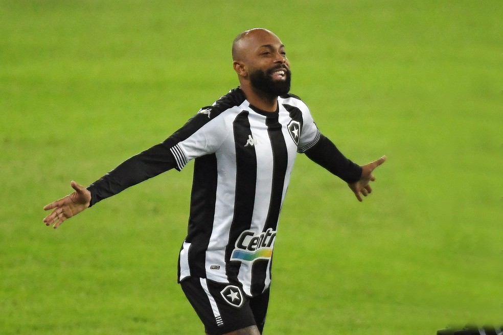 Chay reencontra Botafogo pela primeira vez após passagem pelo clube: "Difícil descrever" | botafogo | ge