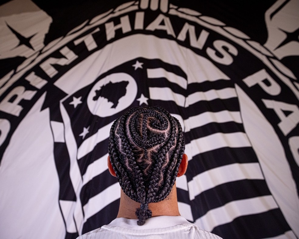 Memphis Depay faz trança no cabelo com símbolo do Corinthians; fotos | corinthians | ge