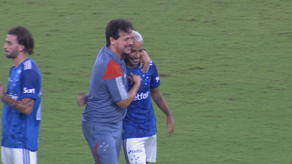 Vitória do Cruzeiro tem saudação viking com jogadores, e Diniz abraçado com Matheus Pereira; assista | cruzeiro | ge