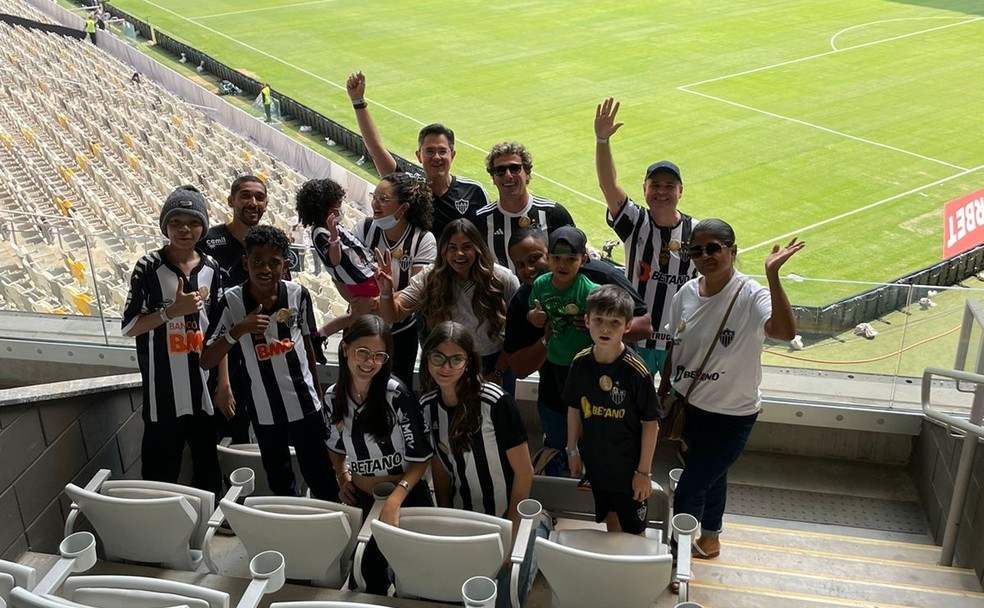 Setembro Dourado: Santa Casa BH leva crianças em tratamento de câncer para conhecerem Arena MRV | atlético-mg | ge