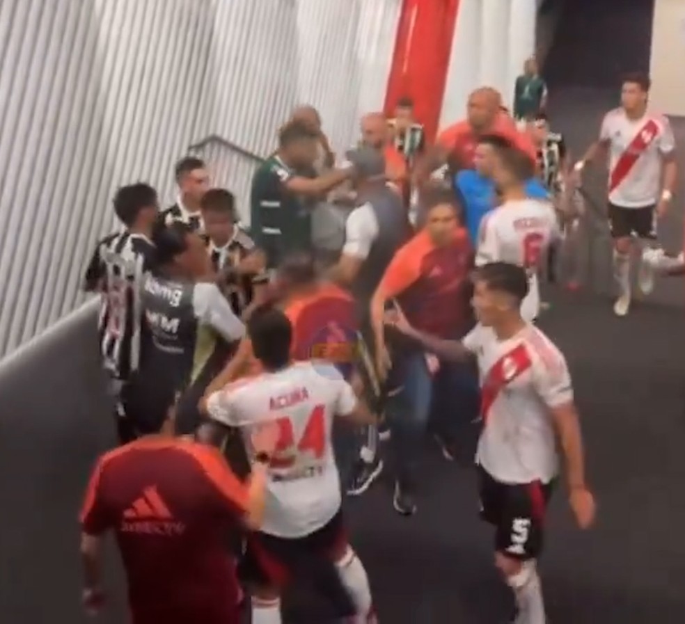 River Plate x Atlético-MG: imagens mostram princípio de confusão em corredor dos vestiários; vídeo | atlético-mg | ge