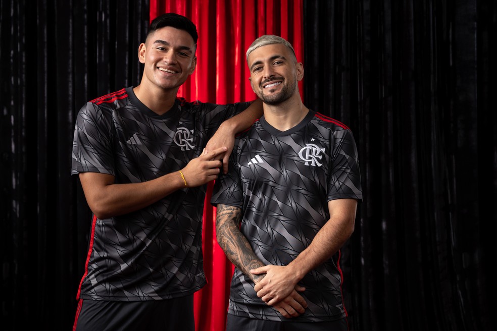 Com Arrascaeta e Alcaraz de modelos, Flamengo lança nova terceira camisa; veja preço | flamengo | ge