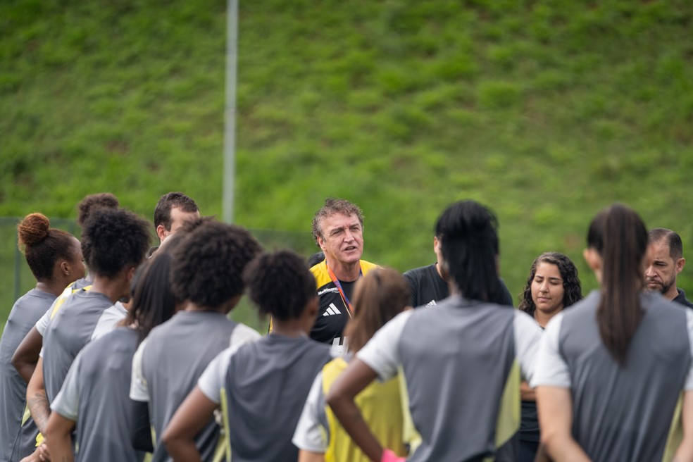 Cuca acompanha treino do time feminino do Atlético-MG na Cidade do Galo: "Vou lutar por elas" | atlético-mg | ge