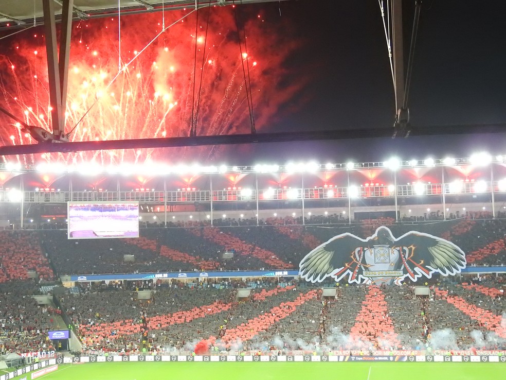 Torcida do Flamengo faz mosaico com urubu carregando a taça da Copa do Brasil | flamengo | ge