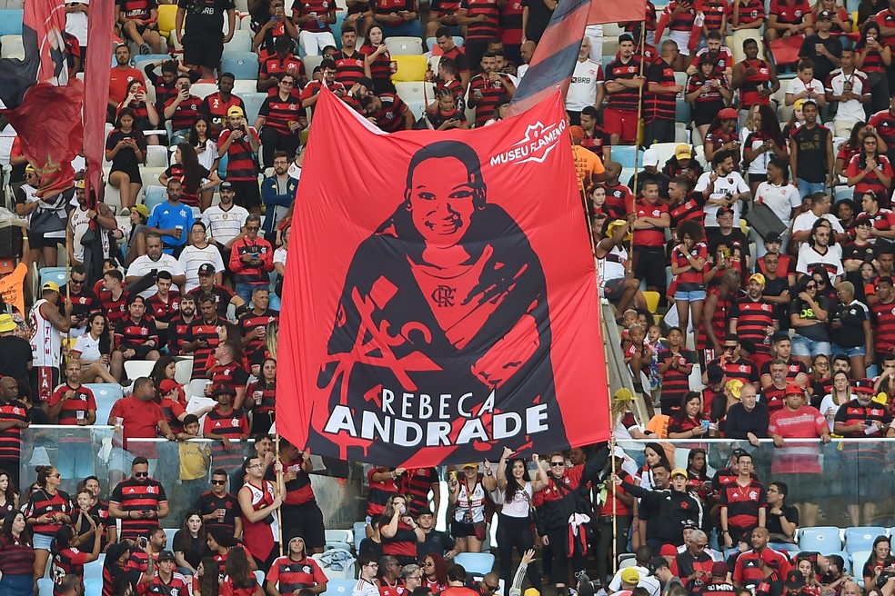 Flamengo x Palmeiras é marcado por homenagens a Rebeca Andrade e Adílio | flamengo | ge