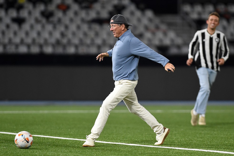 Textor joga bola no gramado do Nilton Santos após vitória do Botafogo contra o Palmeiras; veja imagens | botafogo | ge