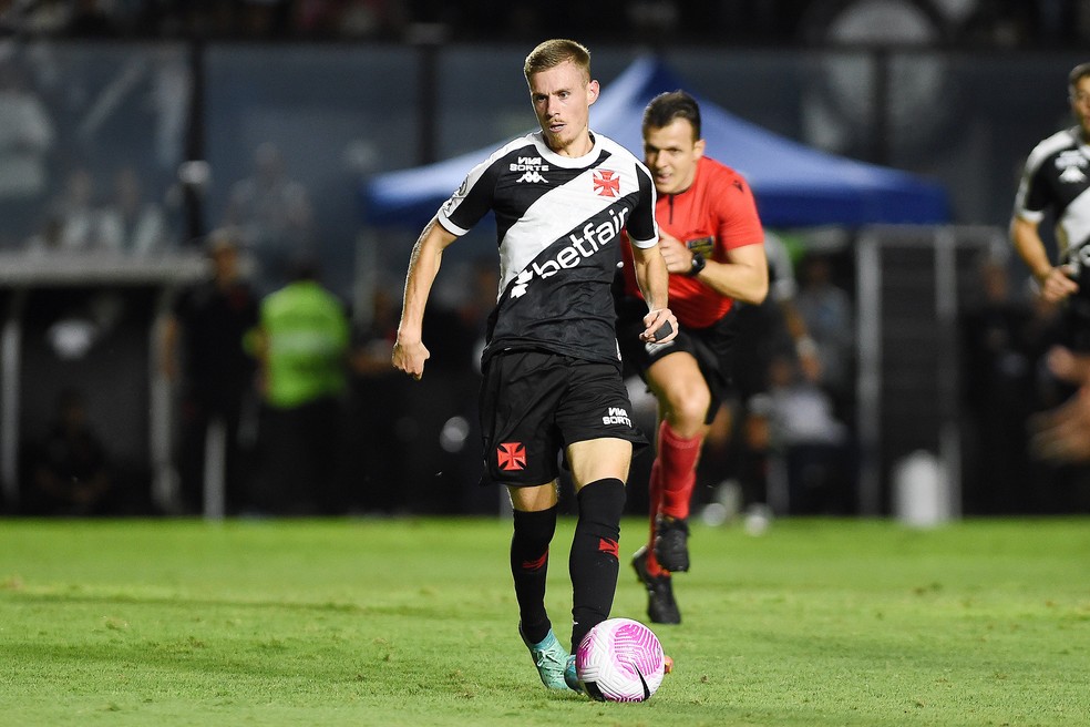 Com Puma na seleção uruguaia, Maxime Dominguez tem chance de ganhar espaço no Vasco | vasco | ge