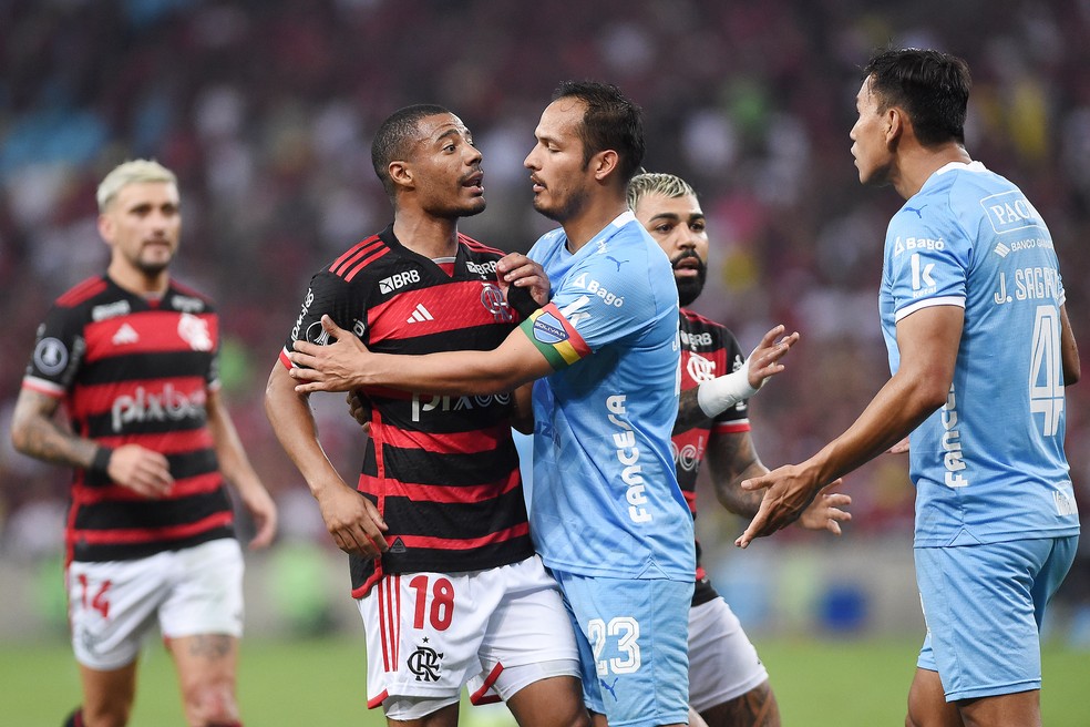 De la Cruz e Luiz Araújo voltam a treinar com grupo do Flamengo; Arrascaeta faz tratamento | flamengo | ge