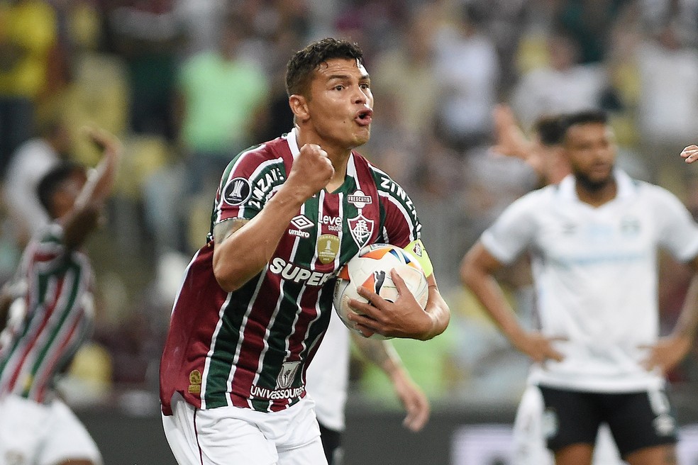 Liderança dentro e fora de campo, Thiago Silva reencontra adversário da reestreia no Fluminense | fluminense | ge