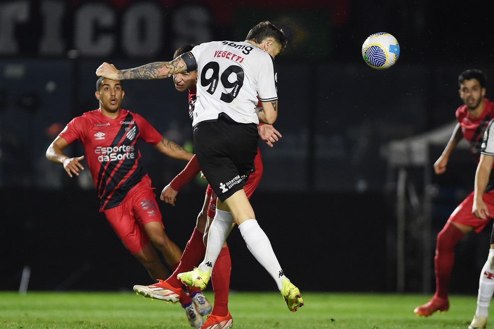 Líder e decisivo: Vegetti muda o Vasco e mira artilharias do Brasileirão e da Copa do Brasil | vasco | ge