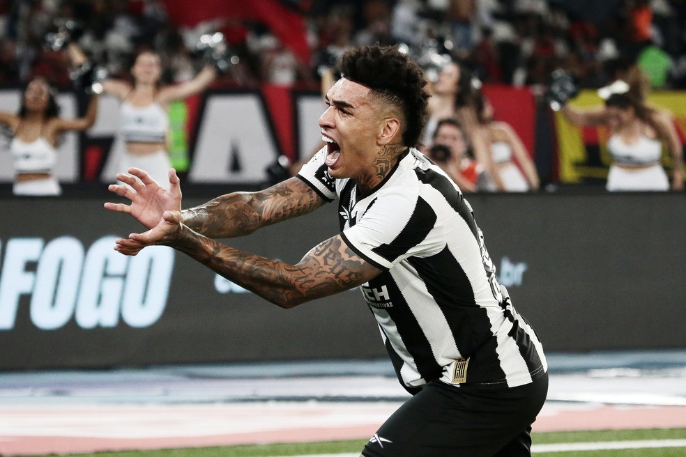 Igor Jesus conta que esposa "cornetou" comemoração que virou marca no Botafogo | botafogo | ge