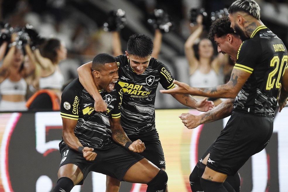 Análise: Botafogo transforma clássico em jogo-treino e perde chance até de golear Vasco | botafogo | ge