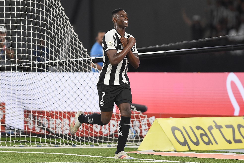 Luiz Henrique, do Botafogo, é eleito o melhor jogador do Brasileirão em agosto | botafogo | ge