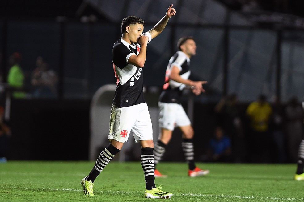 Enquete: Adson supera Coutinho e é eleito a melhor contratação do Vasco em 2024 | vasco | ge